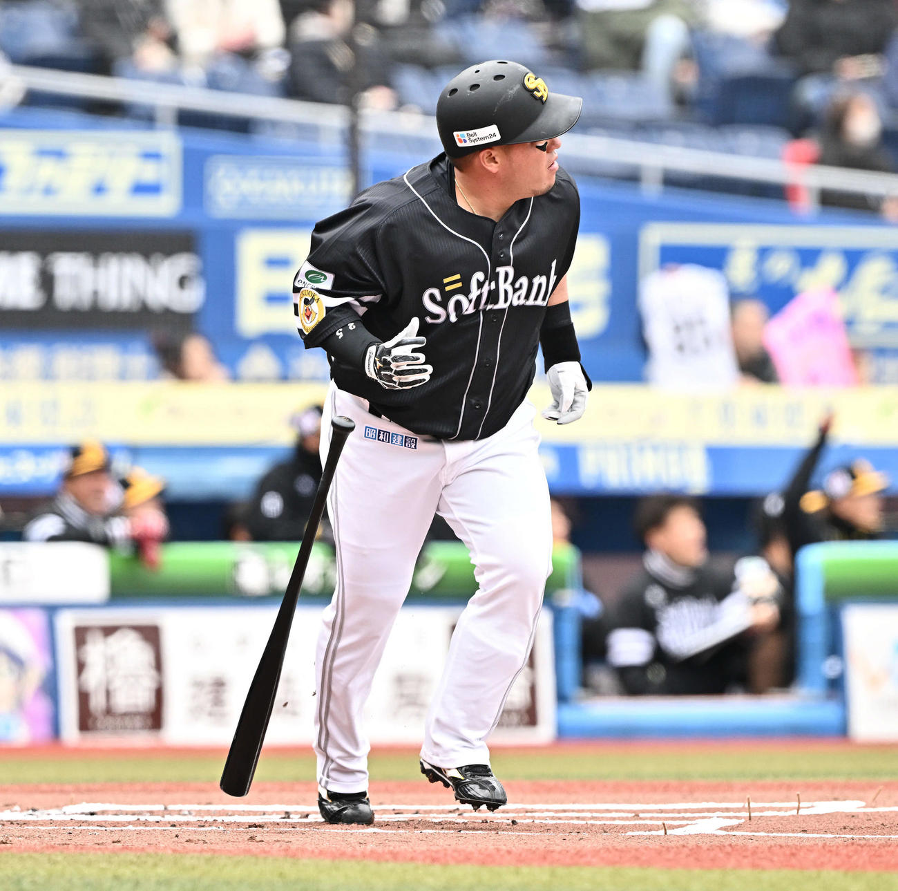 ロッテ対ソフトバンク　1回表ソフトバンク2死一塁、山川は左中間へ先制2点本塁打を放つ（撮影・滝沢徹郎）