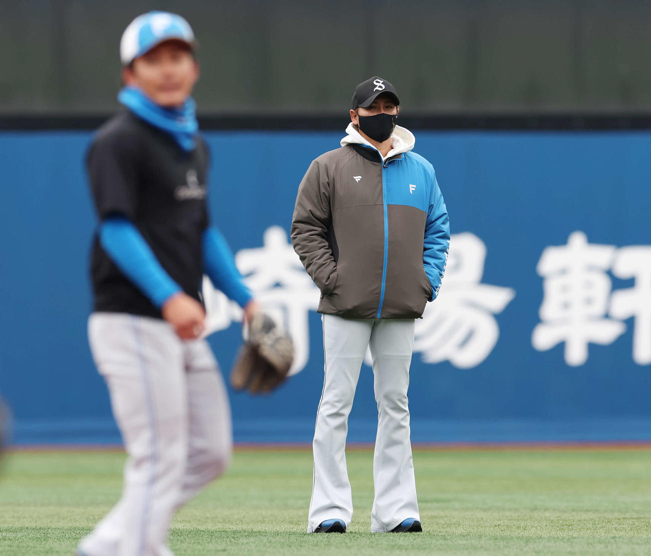 DeNA対日本ハム　試合前練習を見つめる日本ハム新庄監督（撮影・宮地輝）