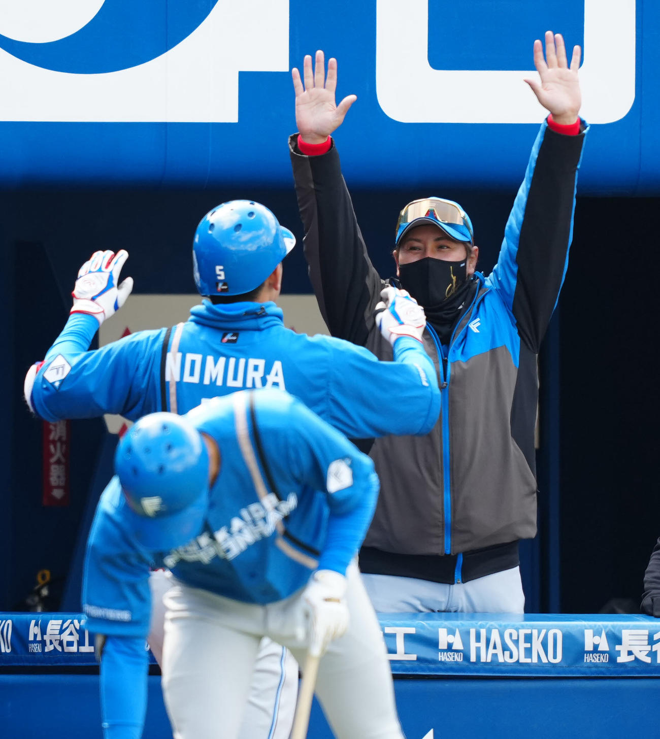 DeNA対日本ハム　2回表日本ハム無死、先制ソロ本塁打を放った野村（左）をバンザイで迎える新庄監督（撮影・江口和貴）