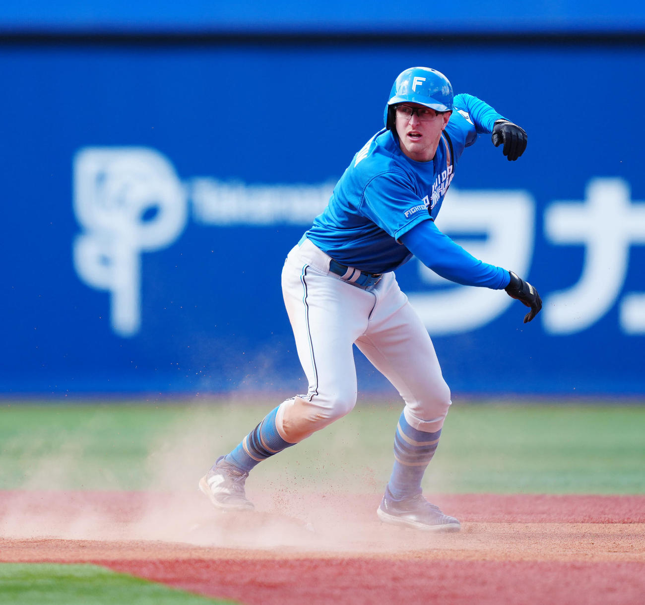 DeNA対日本ハム　3回表日本ハム1死一塁、二塁盗塁を決めたスティーブンソン（撮影・江口和貴）