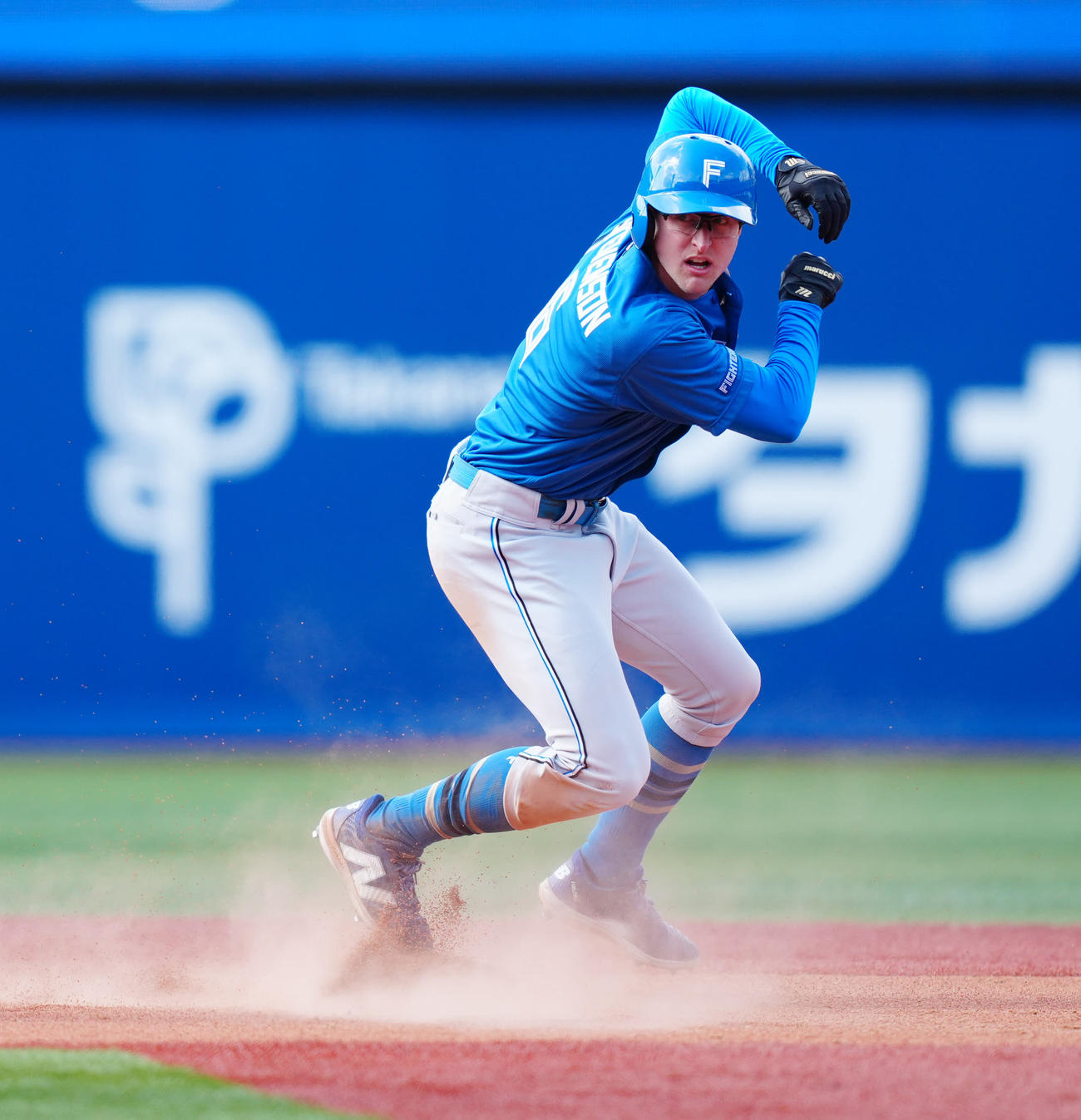 DeNA対日本ハム　3回表日本ハム1死一塁、二塁盗塁を決めたスティーブンソン（撮影・江口和貴）