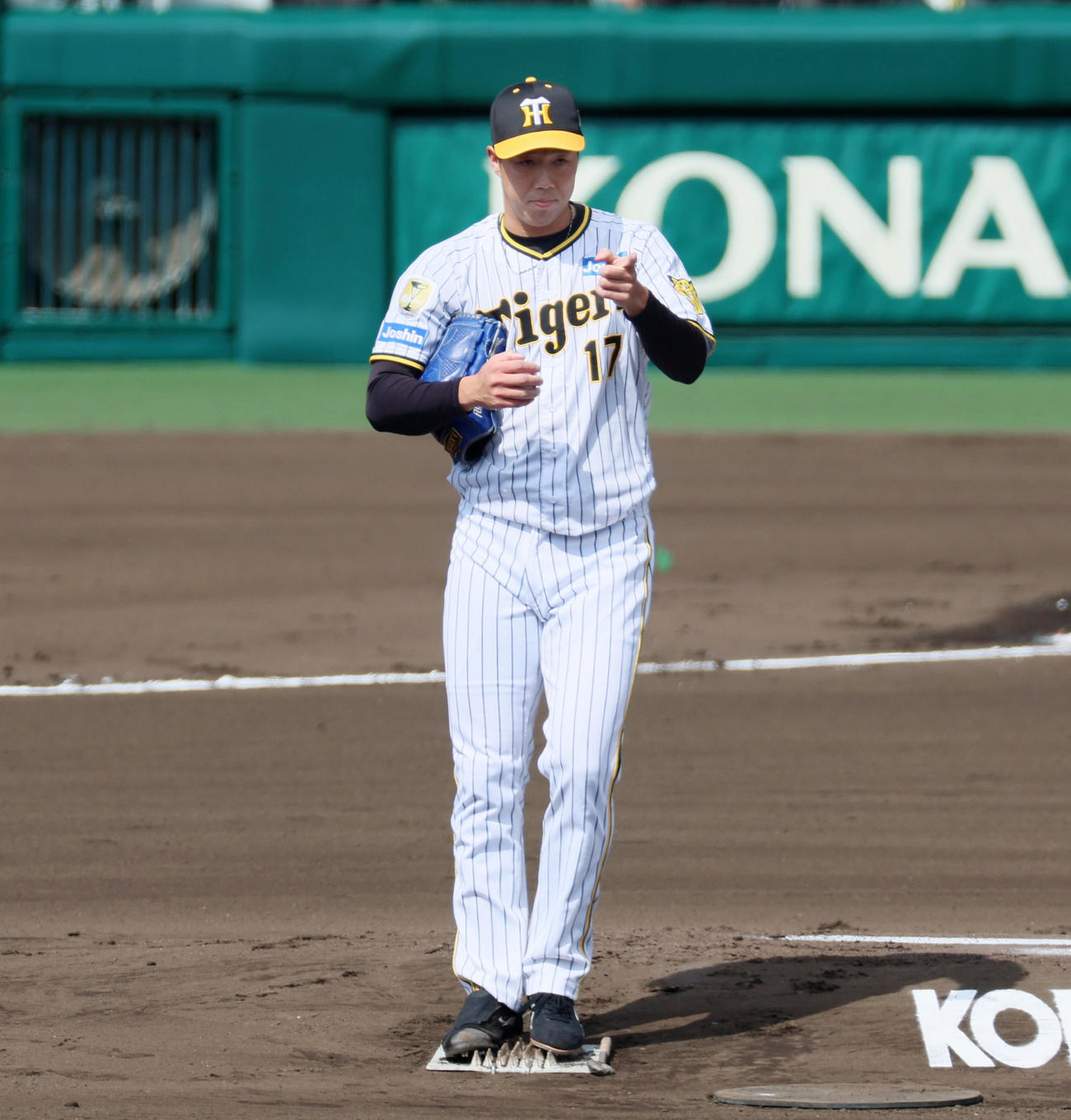 阪神対ヤクルト　1回表ヤクルト1死一塁、青柳は中村を三振に仕留め守備陣を見る（撮影・加藤哉）