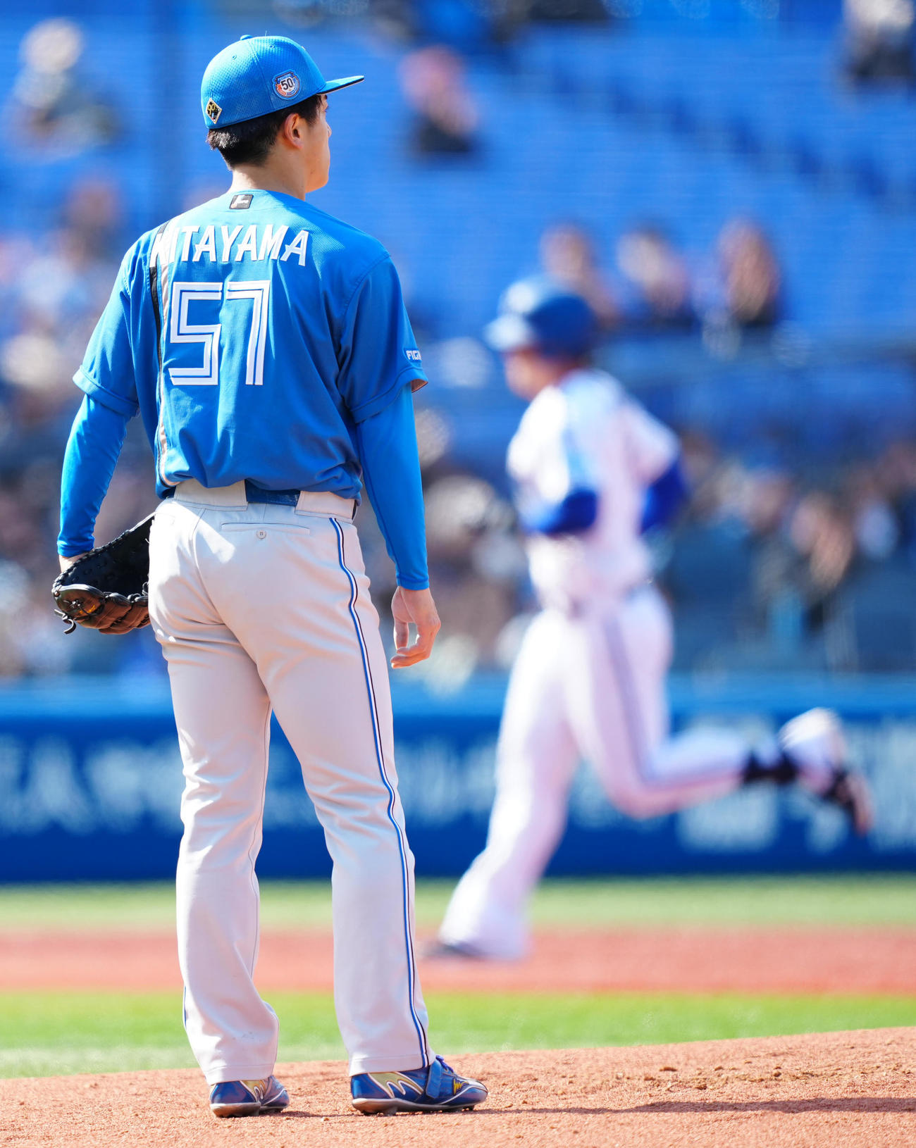 DeNA対日本ハム　3回裏DeNA無死一塁、オースティン（後方）に2点本塁打を浴びる北山（撮影・江口和貴）