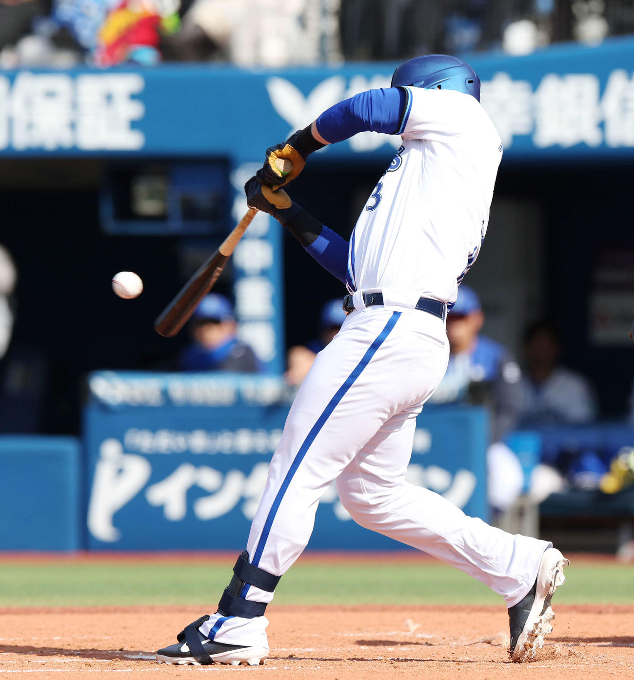 DeNA対日本ハム　3回裏DeNA無死一塁、左中間へ同点2点本塁打を放つオースティン（撮影・宮地輝）