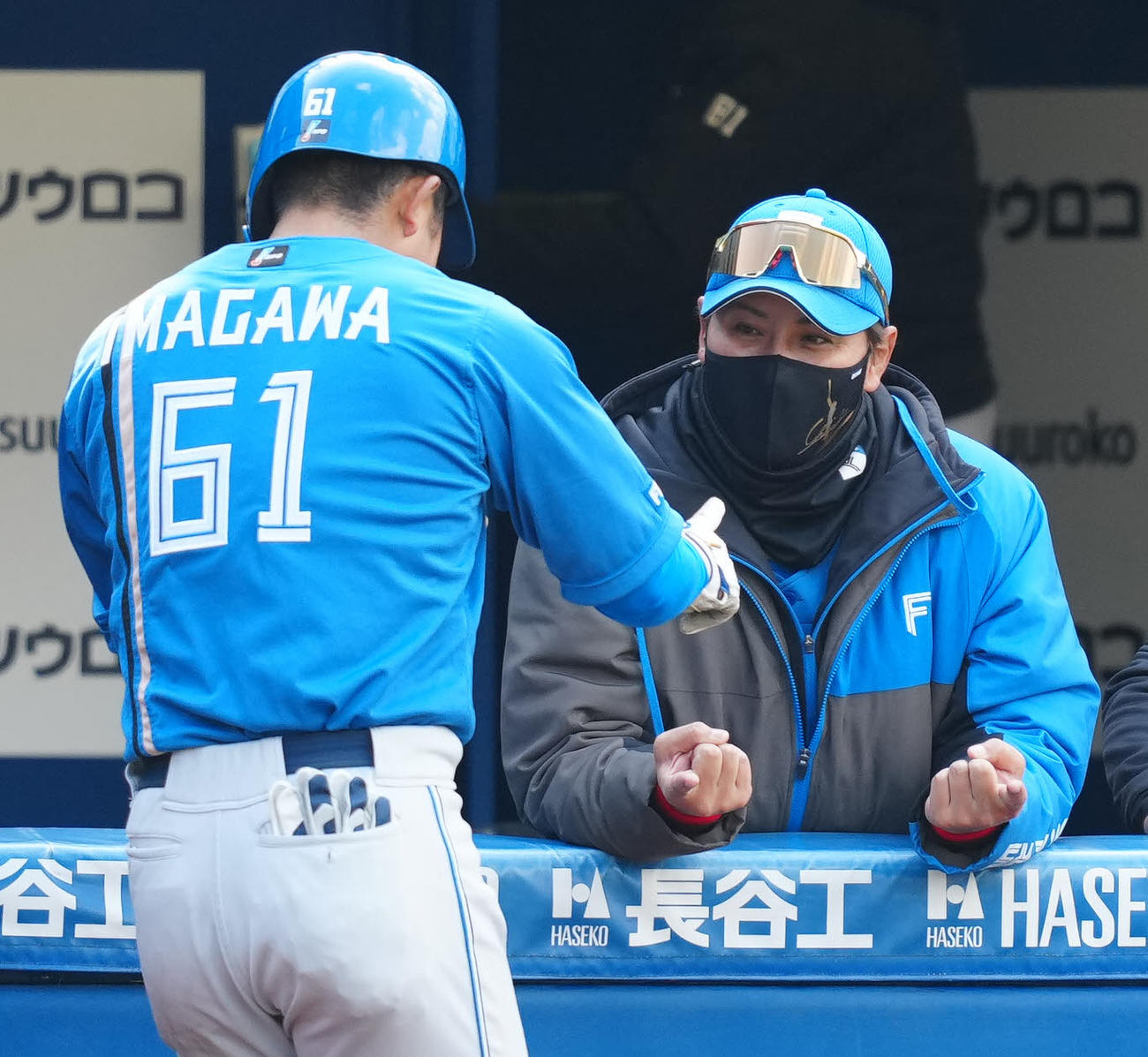 DeNA対日本ハム　4回表日本ハム2死、ソロ本塁打を放った今川（左）とタッチを交わす新庄監督（撮影・江口和貴）