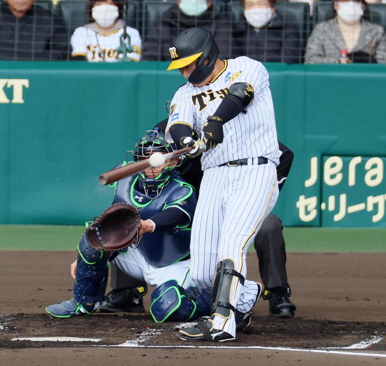阪神対ヤクルト　1回裏阪神1死二、三塁、大山は左適時打を放つ（撮影・加藤哉）