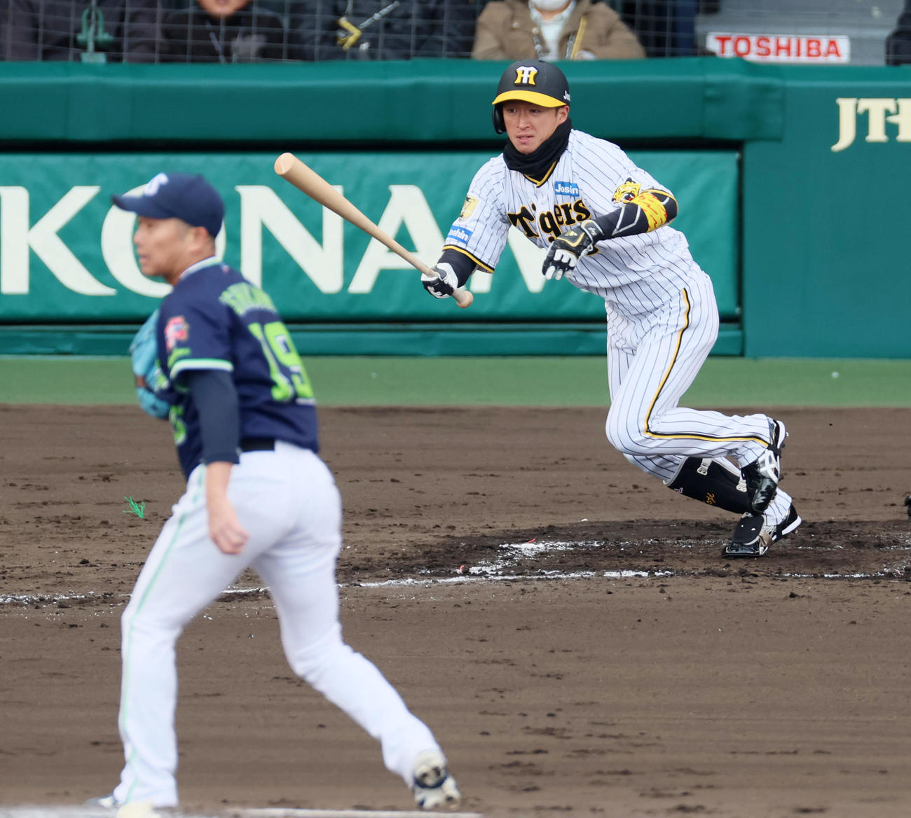阪神対ヤクルト　2回裏阪神1死一、二塁、近本は右適時打を放つ。投手は石川（撮影・加藤哉）