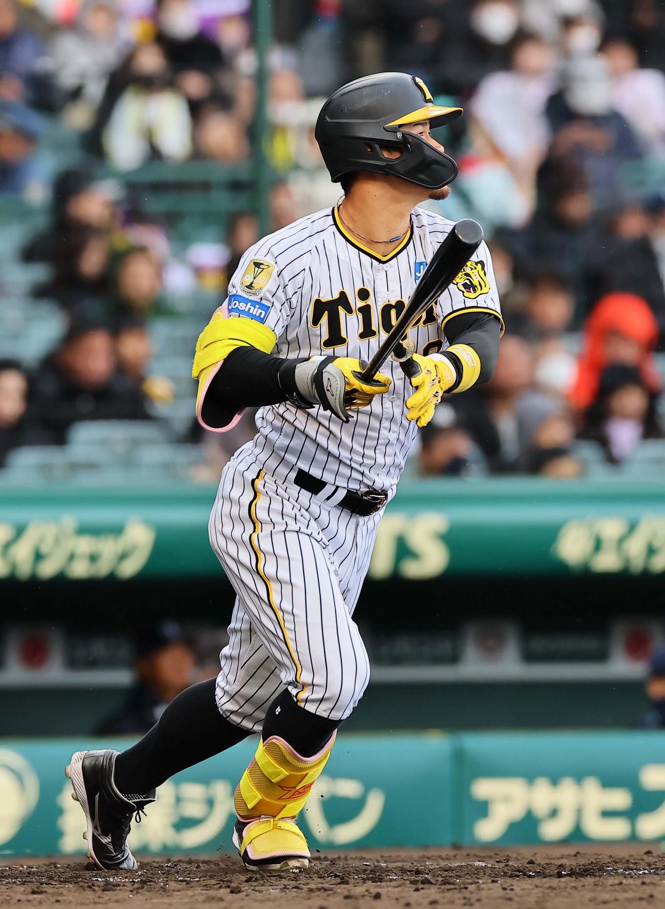 阪神対ヤクルト　3回裏阪神無死、佐藤智は二塁打を放つ（撮影・上田博志）
