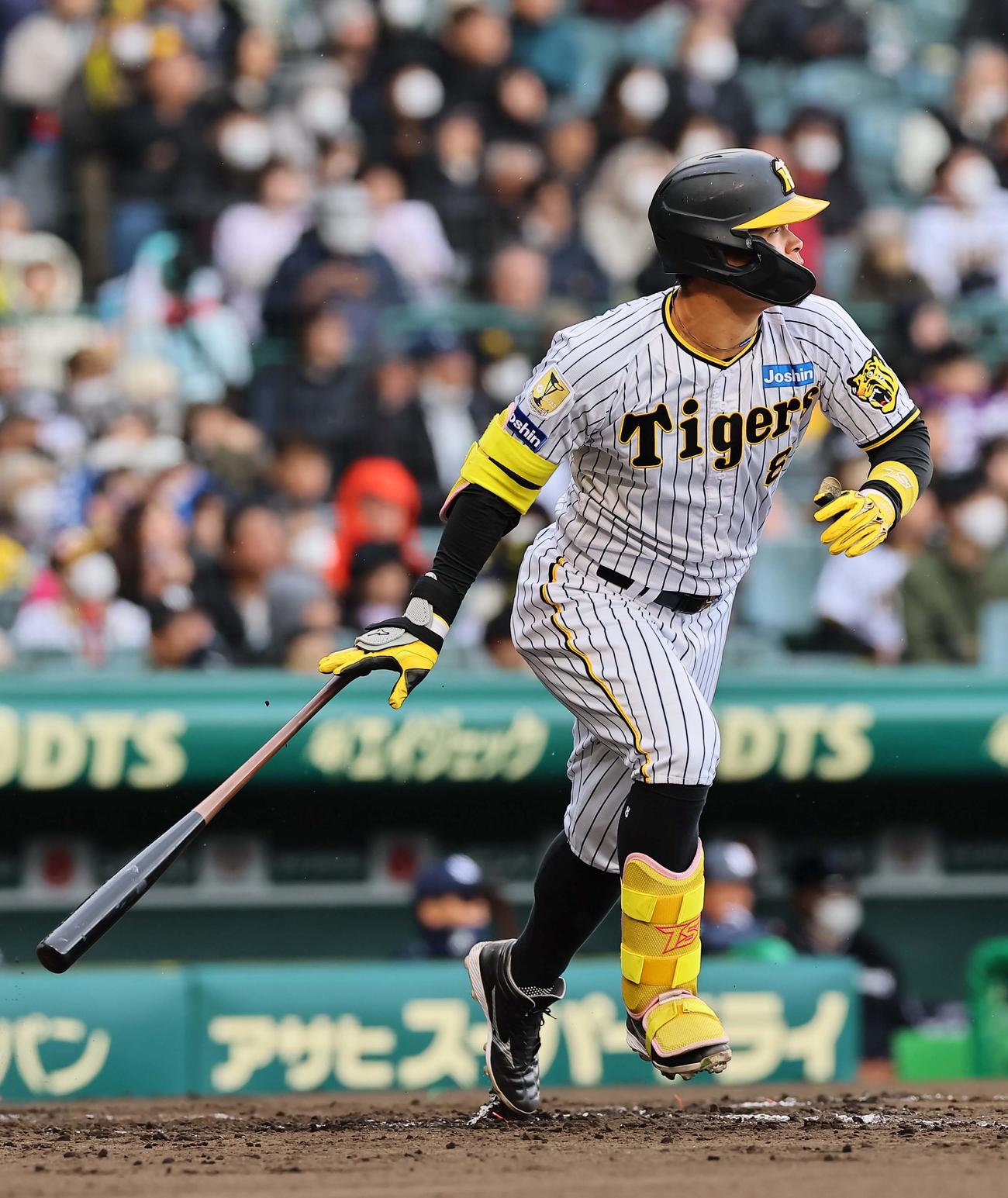 阪神対ヤクルト　3回裏阪神無死、佐藤智は二塁打を放つ（撮影・上田博志）
