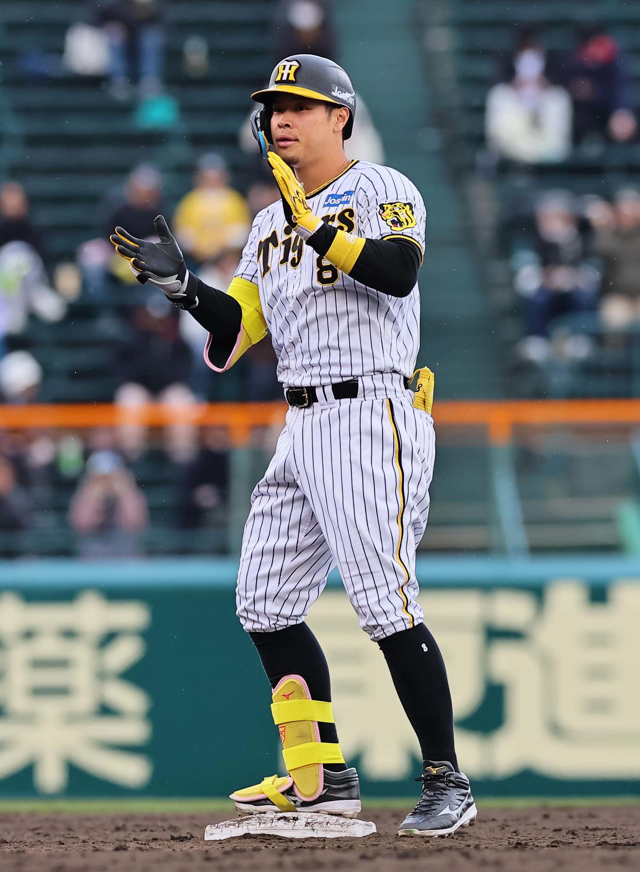 阪神対ヤクルト　3回裏阪神無死、佐藤輝は二塁打を放つ（撮影・上田博志）