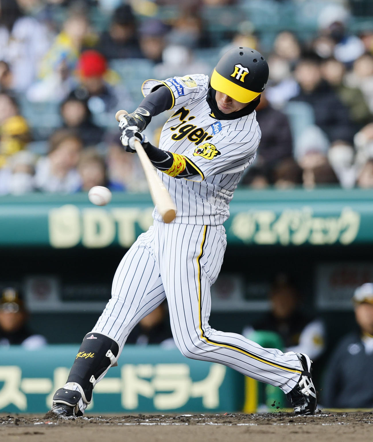 阪神対ヤクルト　2回裏阪神1死一、二塁、近本は右前に適時打を放つ（撮影・藤尾明華）
