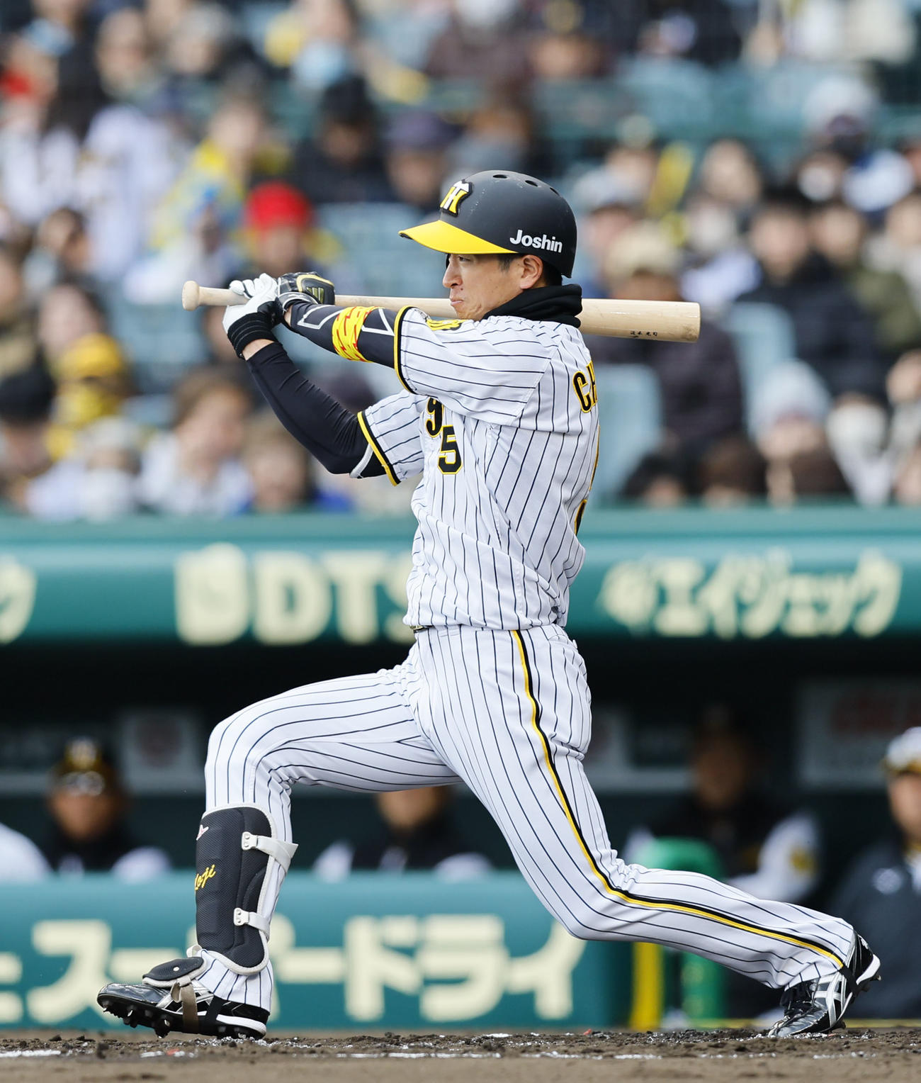 阪神対ヤクルト　2回裏阪神1死一、二塁、近本は右前に適時打を放つ（撮影・藤尾明華）