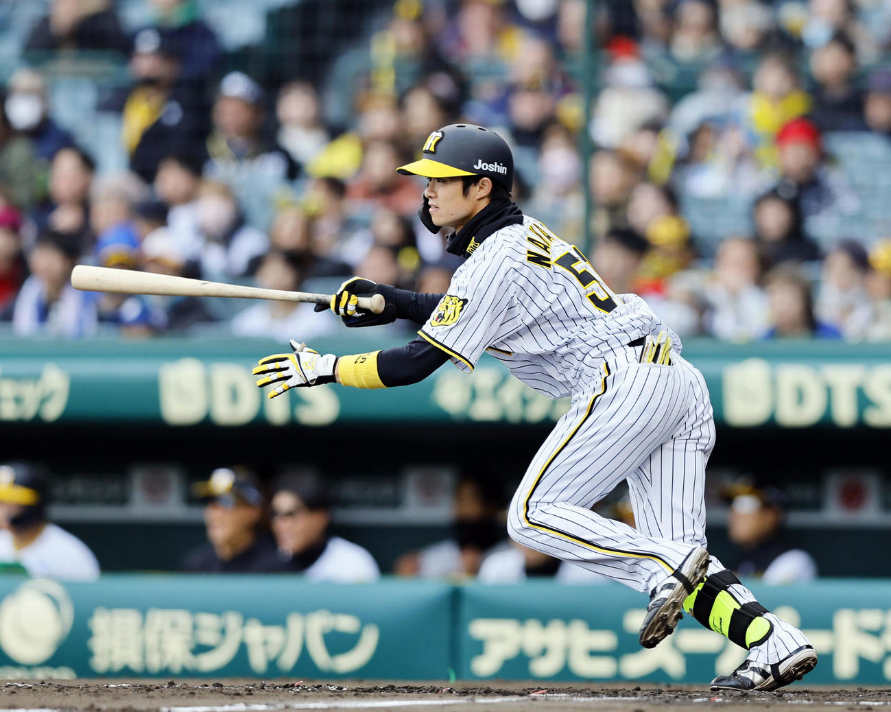 阪神対ヤクルト　2回裏阪神1死一、二塁、中野は右前打を放つ（撮影・藤尾明華）