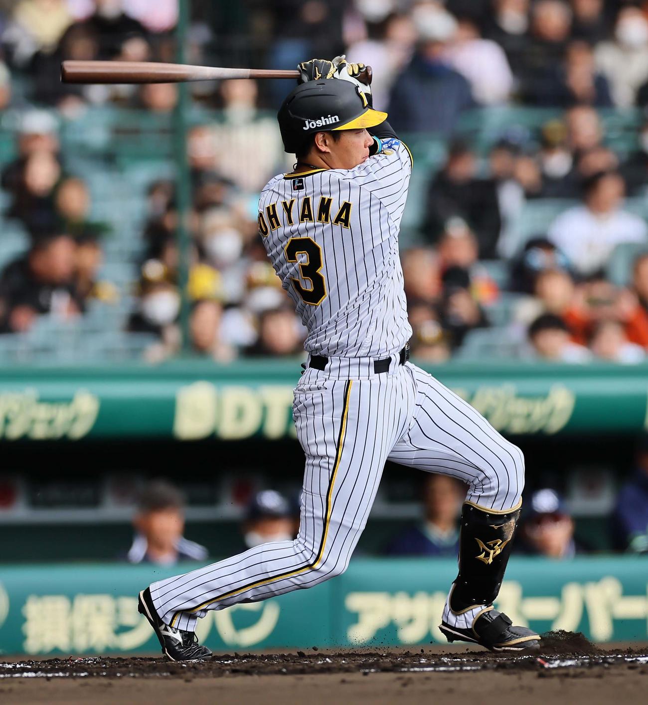 阪神対ヤクルト　1回裏阪神1死二、三塁、大山は左前に先制適時打を放つ（撮影・上田博志）