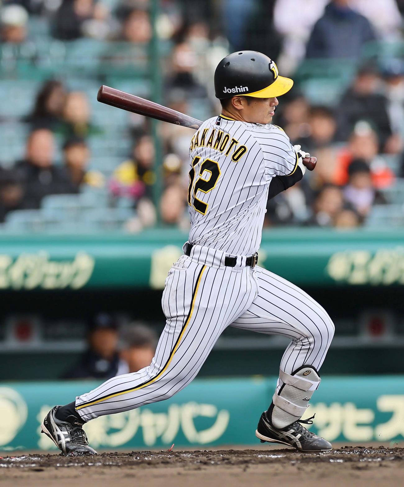 阪神対ヤクルト　2回裏阪神1死一塁、坂本は遊撃内野安打を放つ（撮影・上田博志）