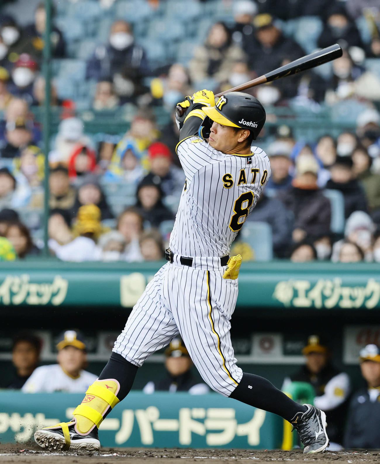 阪神対ヤクルト　3回裏阪神無死、佐藤輝は中越えに二塁打を放つ（撮影・藤尾明華）