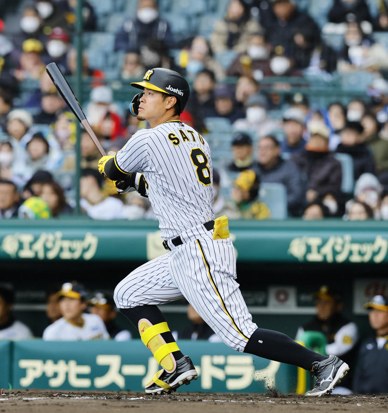 阪神対ヤクルト　3回裏阪神無死、佐藤輝は中越えに二塁打を放つ（撮影・藤尾明華）