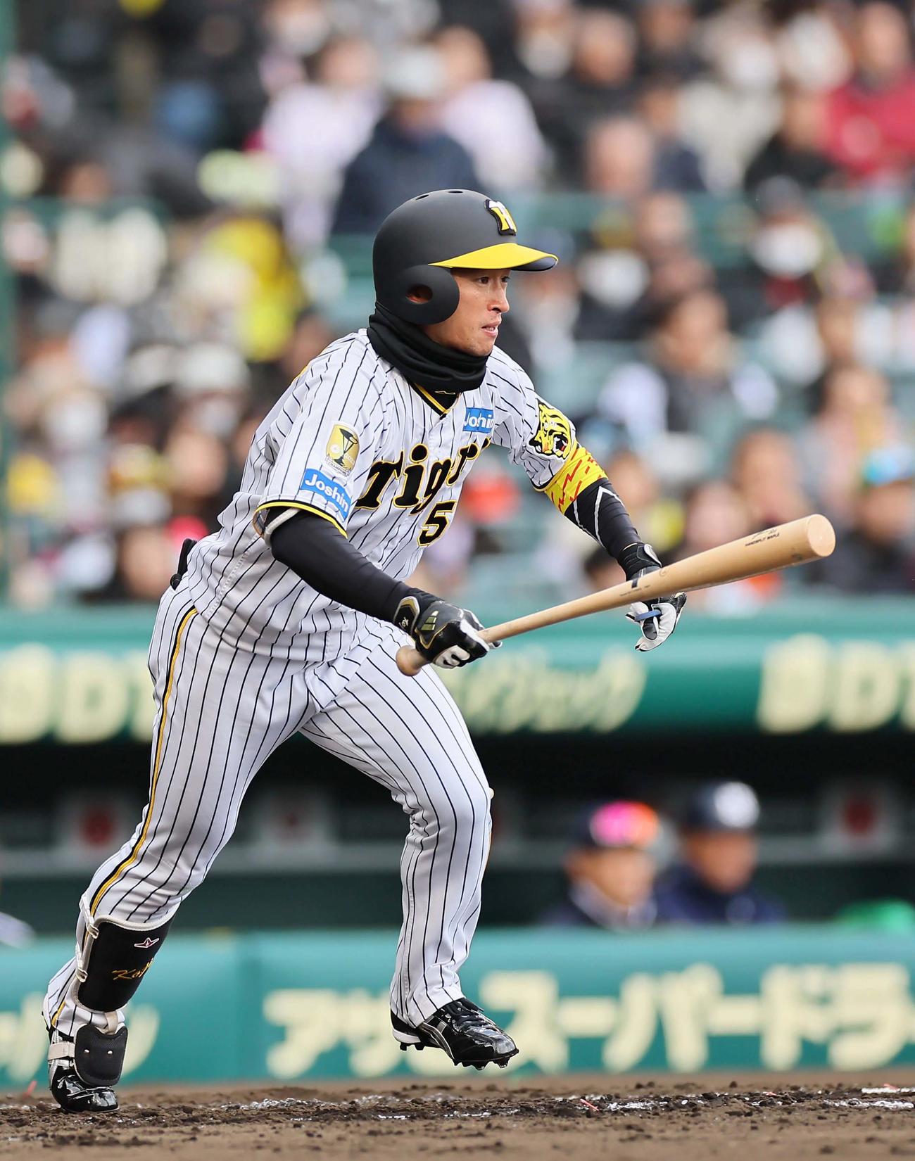 阪神対ヤクルト　2回裏阪神1死一、二塁、近本は右前に適時打を放つ（撮影・上田博志）