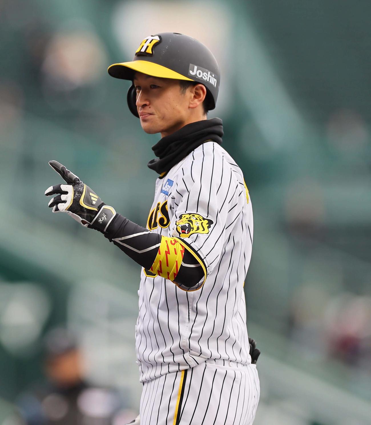 阪神対ヤクルト　2回裏阪神1死一、二塁、近本は右前に適時打を放つ（撮影・上田博志）