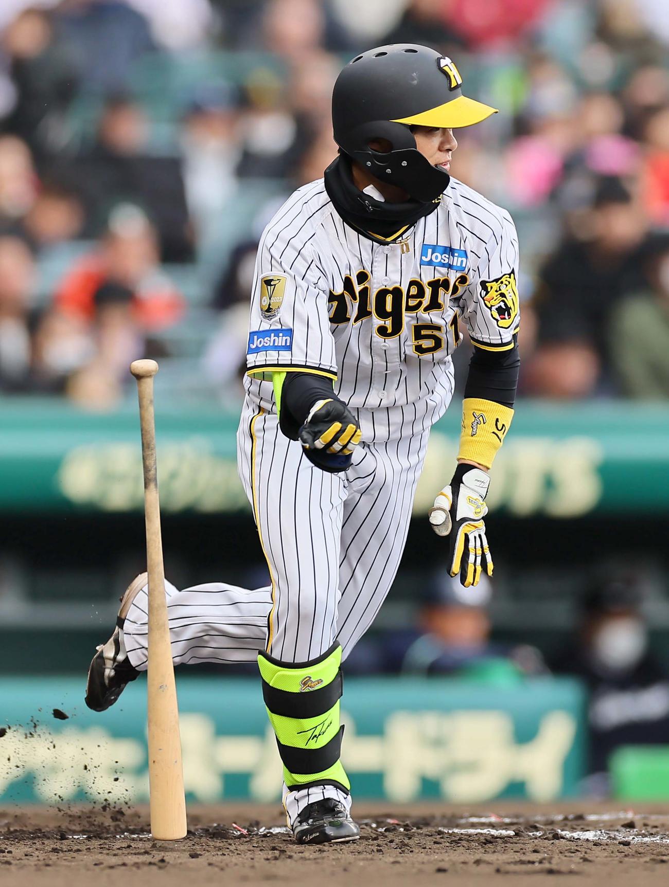 阪神対ヤクルト　2回裏阪神1死一、二塁、中野は中前打を放つ（撮影・上田博志）