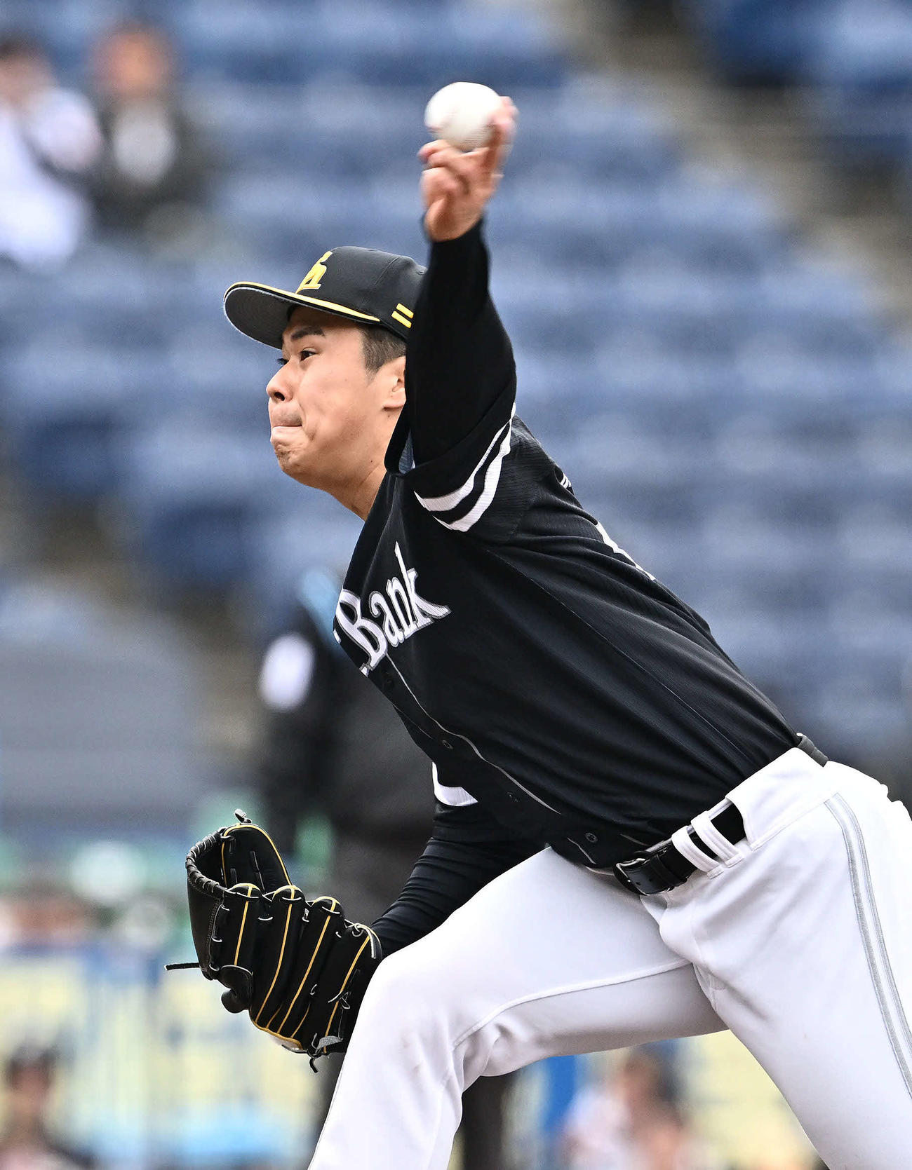 ロッテ対ソフトバンク　3回裏、ソフトバンク2番手で登板する松本晴（撮影・滝沢徹郎）