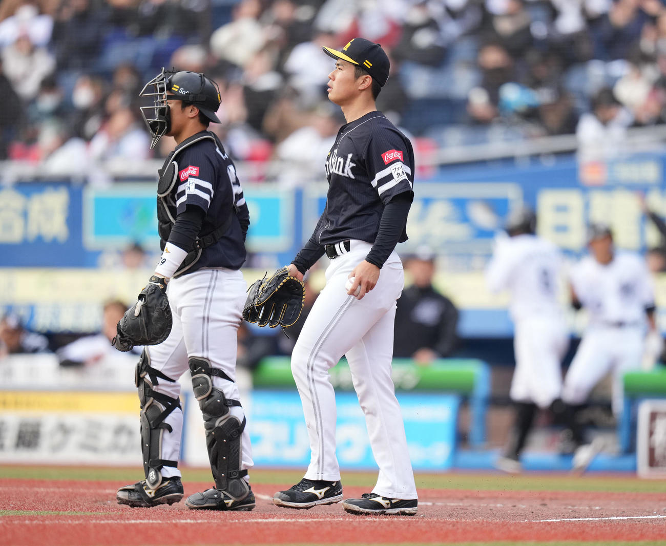 ロッテ対ソフトバンク　4回裏ロッテ1死満塁、友杉に左2点適時二塁打を浴び、ぼうぜんとする松本晴（右）と海野（撮影・鈴木みどり）