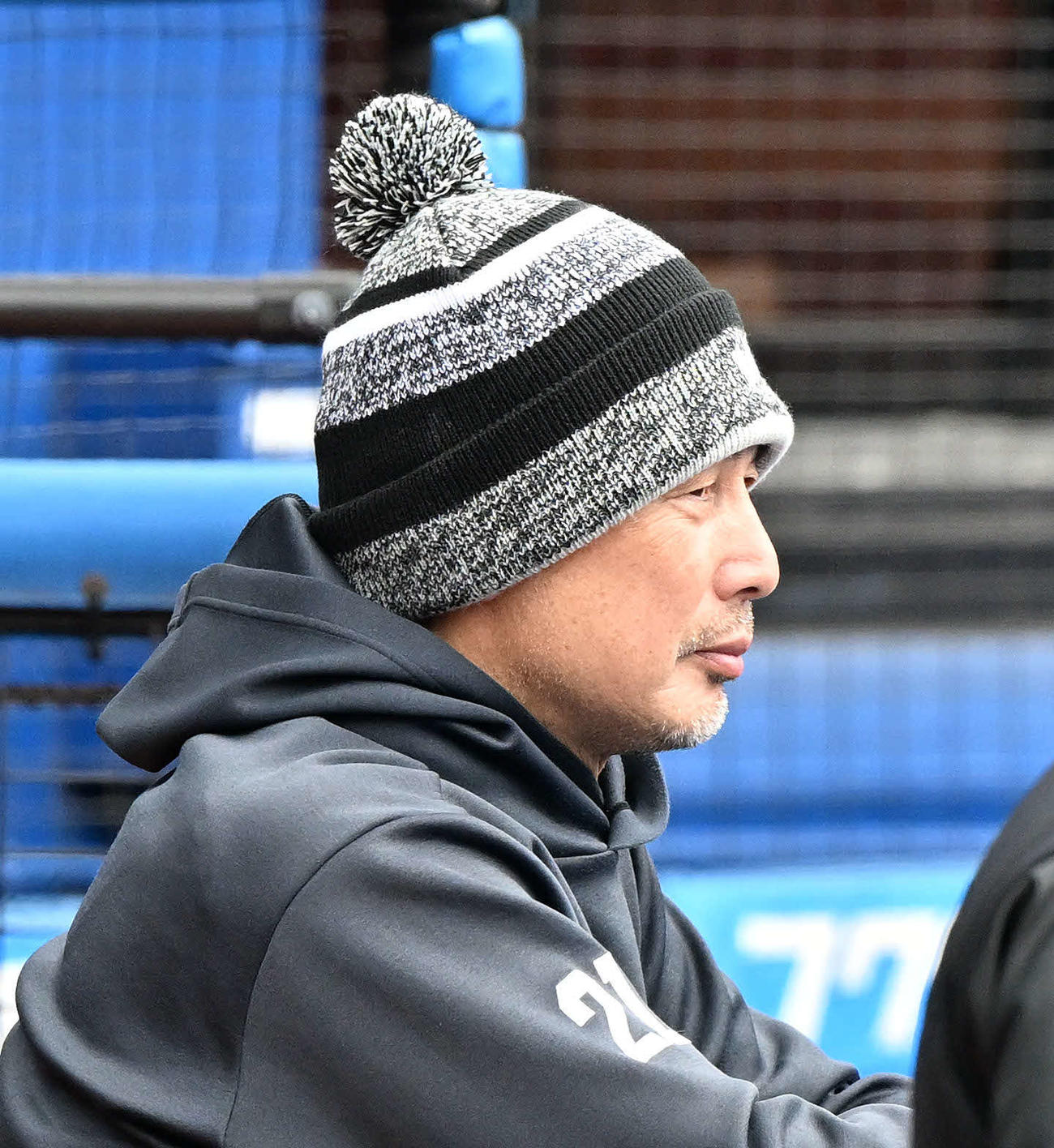 ロッテ対ソフトバンク　ニット帽をかぶり試合に臨むロッテ吉井監督（撮影・滝沢徹郎）