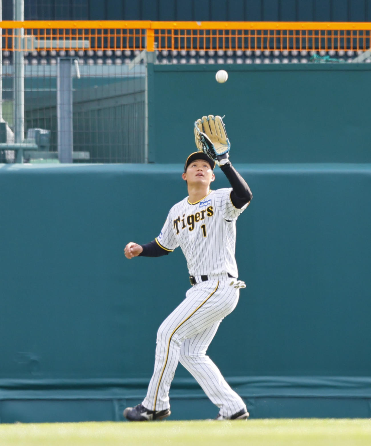 阪神対ヤクルト　7回表ヤクルト無死、浜田の中飛を捕球する森下（撮影・藤尾明華）