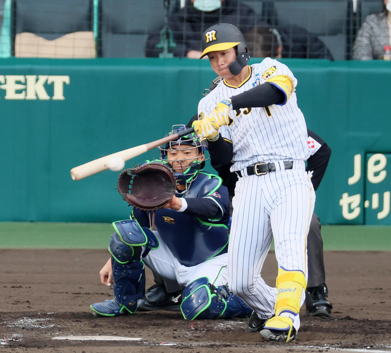 阪神対ヤクルト　3回裏阪神無死二塁、森下は三塁へ内野安打を放つ（撮影・加藤哉）