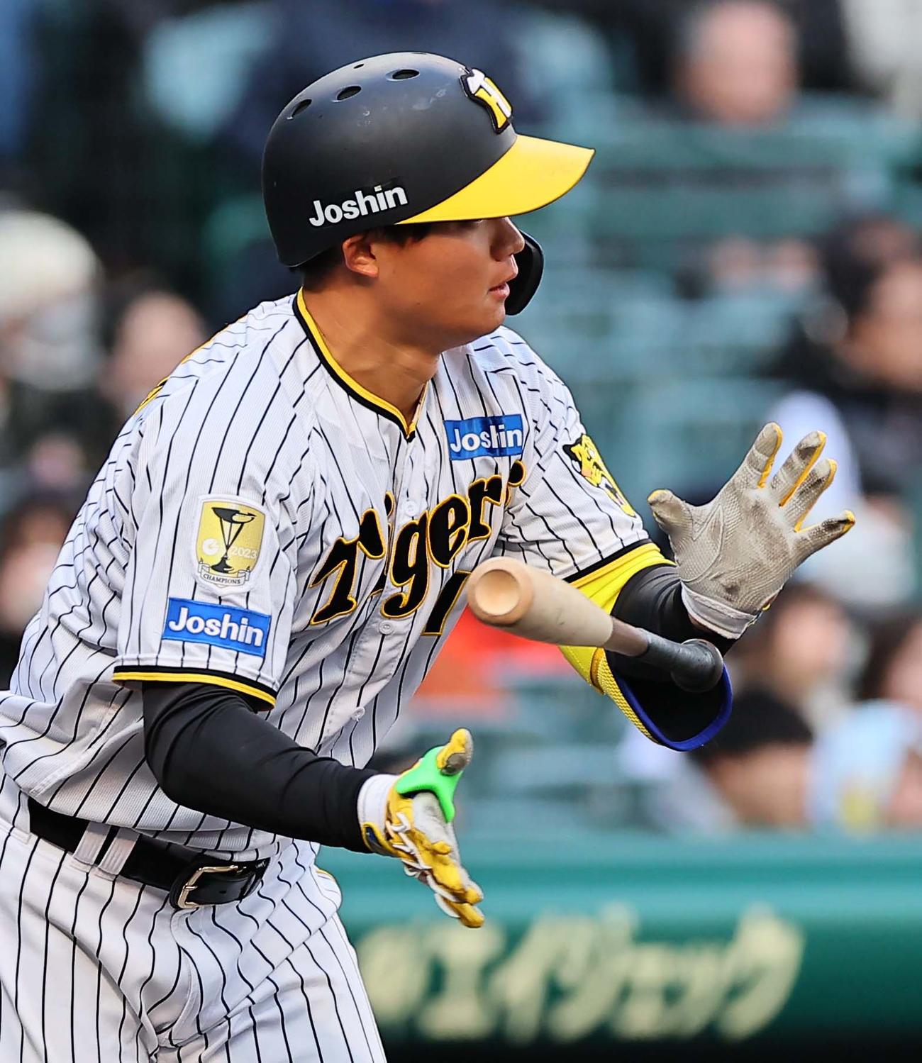阪神対ヤクルト　4回裏阪神2死、森下は中前打を放つ（撮影・上田博志）