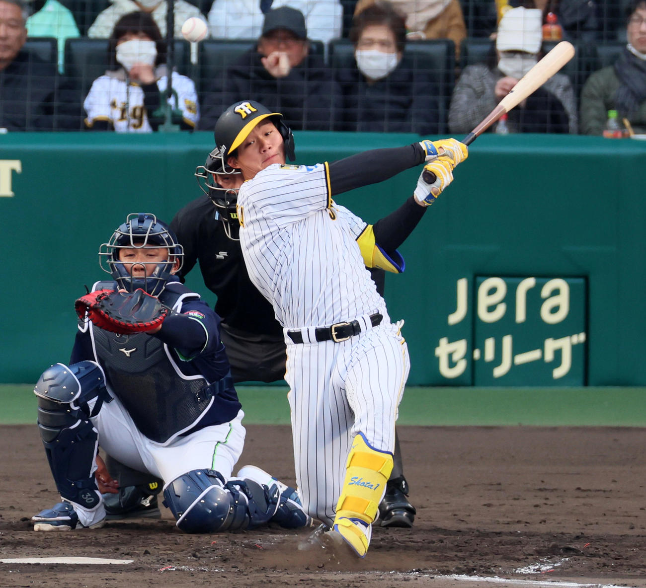 阪神対ヤクルト　3回裏阪神無死二塁、森下は中前打を放つ（撮影・加藤哉）