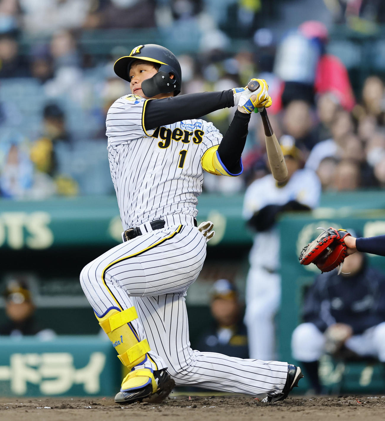 阪神対ヤクルト　4回裏阪神2死、森下は中前打を放つ（撮影・藤尾明華）