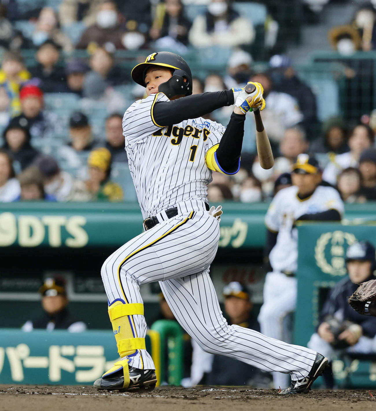 阪神対ヤクルト　3回裏阪神無死二塁、三塁、森下は三塁内野安打を放つ（撮影・藤尾明華）