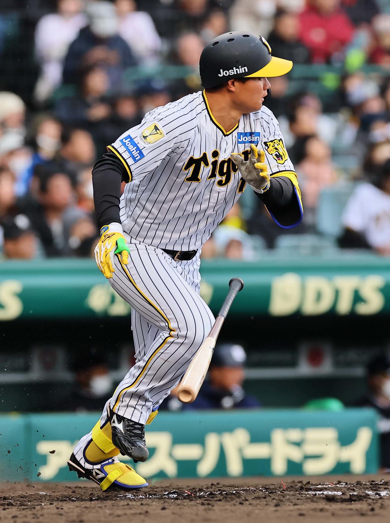 阪神対ヤクルト　3回裏阪神無死二塁、森下は内野安打を放つ（撮影・上田博志）
