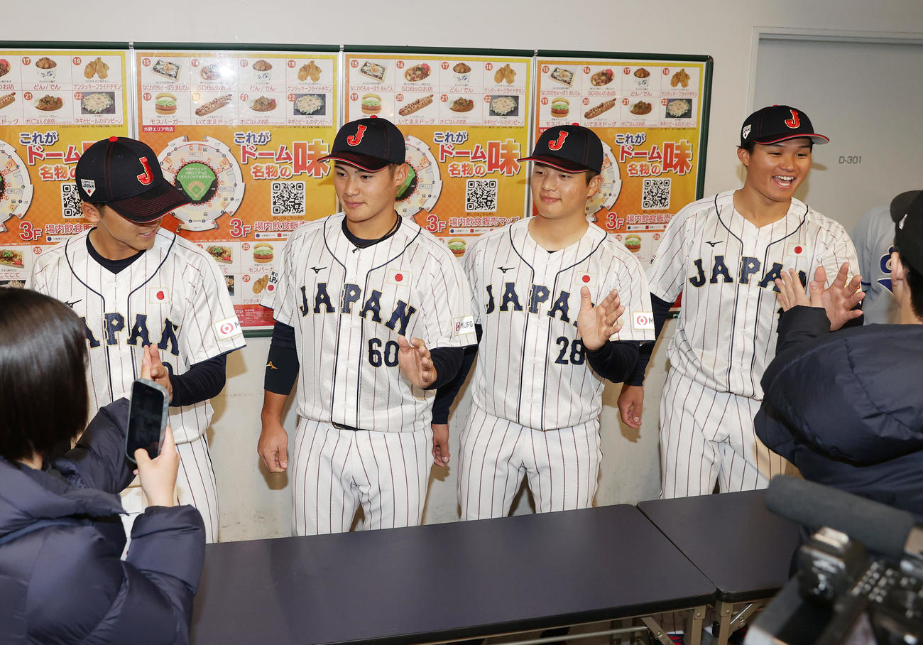 日本対欧州　試合前、能登半島地震の被災地支援を目的とした募金活動を行う、左から宗山、田村、中村、森下（2024年3月6日撮影）