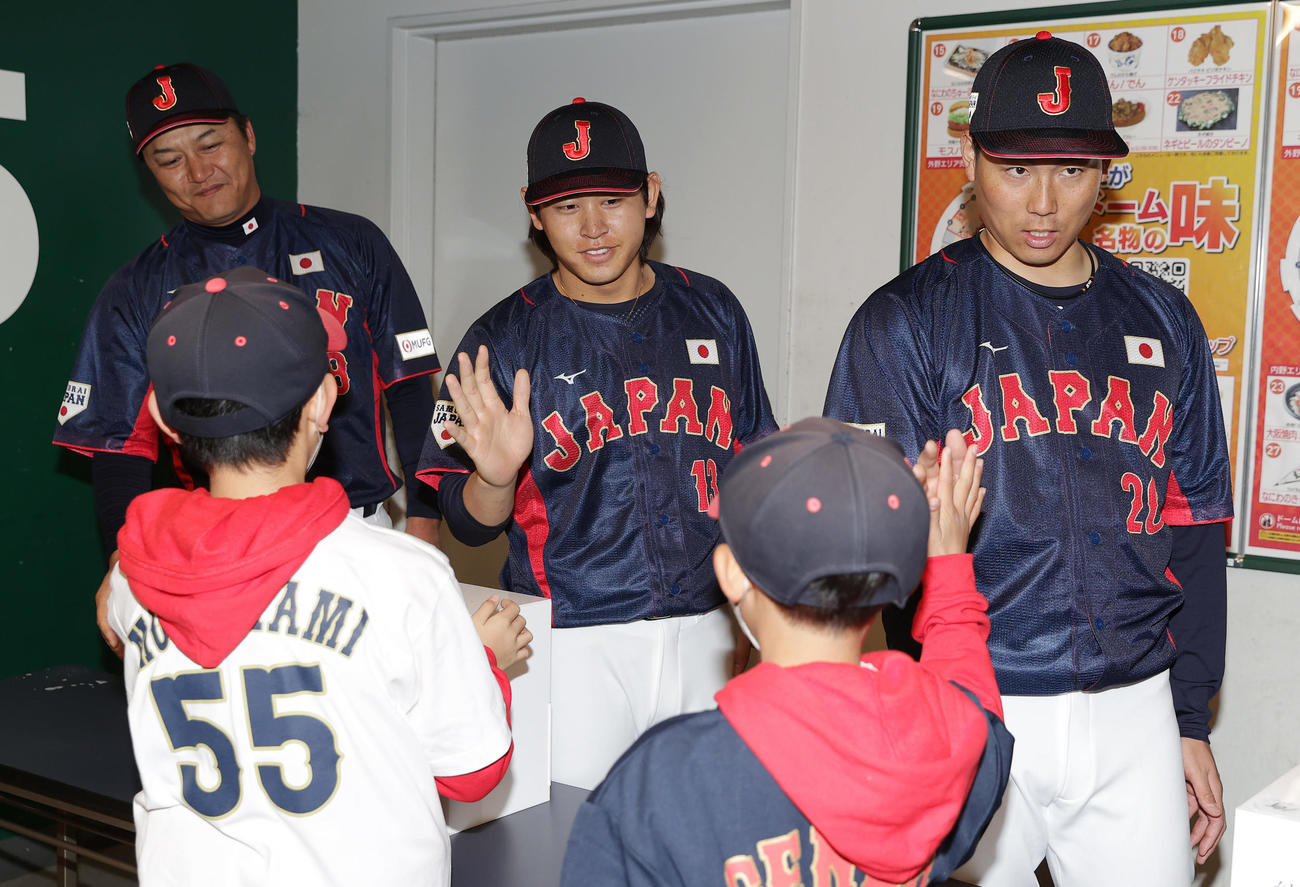 欧州対日本　試合前、能登半島地震の被災地支援を目的とした募金活動を行う宮城（中央）と栗林（右）（2024年3月7日撮影）