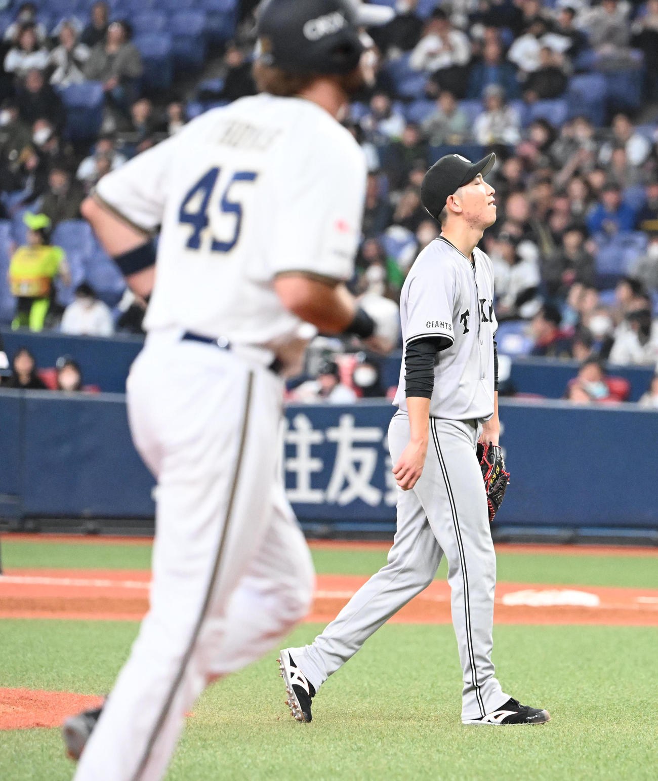 オリックス対巨人　4回裏オリックス1死満塁、太田に押し出し四球を与えた戸郷（撮影・和賀正仁）