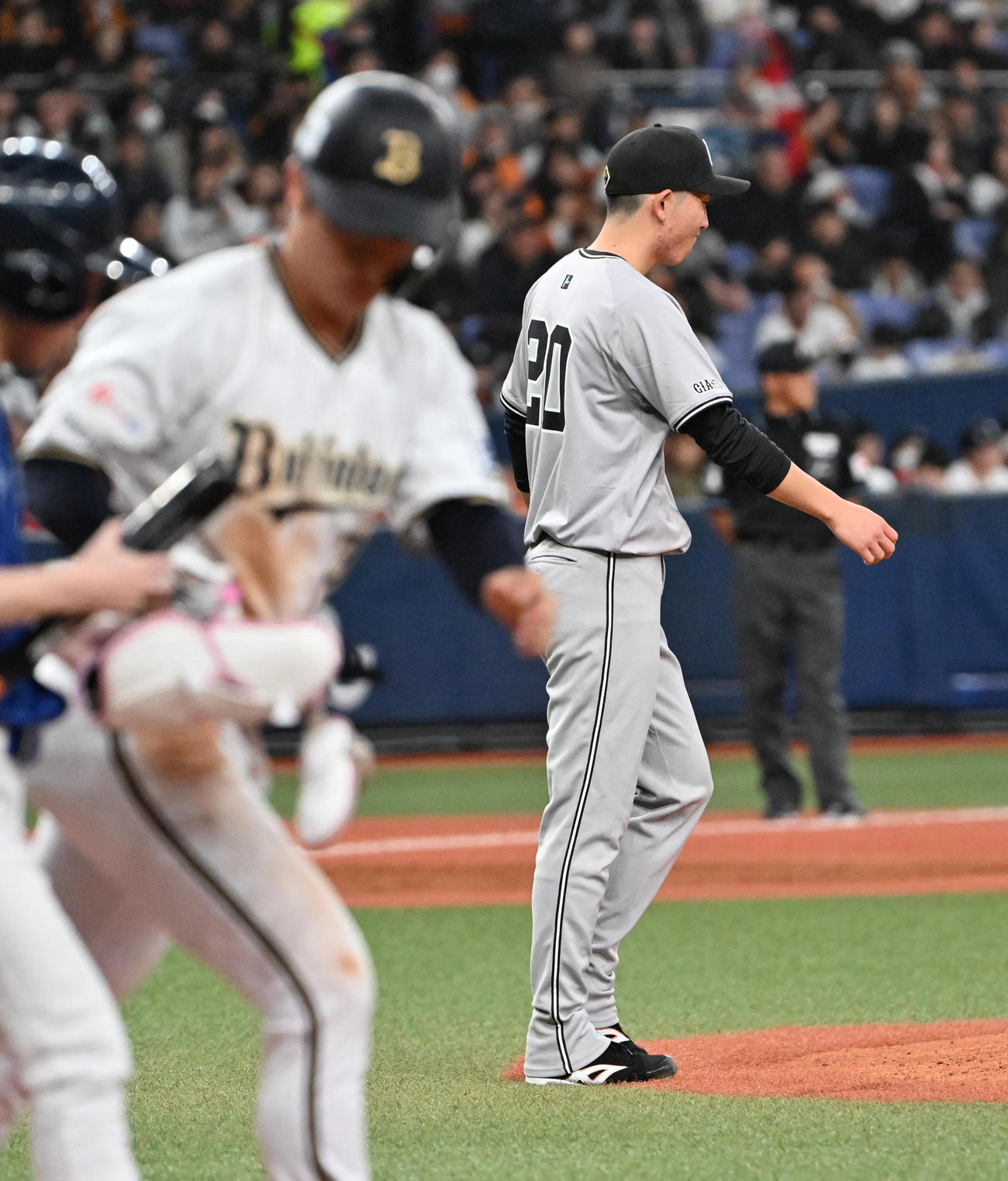 オリックス対巨人　4回裏オリックス1死満塁、太田（左）に押し出し四球を与えた戸郷（撮影・石井愛子）