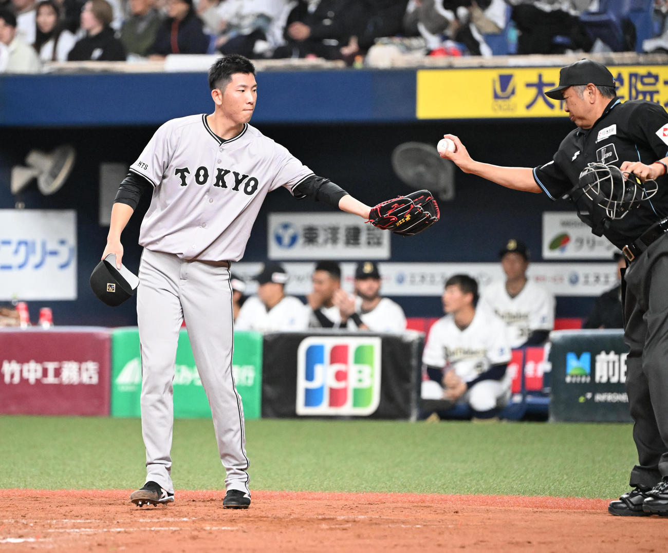 オリックス対巨人　3回裏、ピンチを招いた巨人戸郷は球審からボールを受け取る（撮影・和賀正仁）