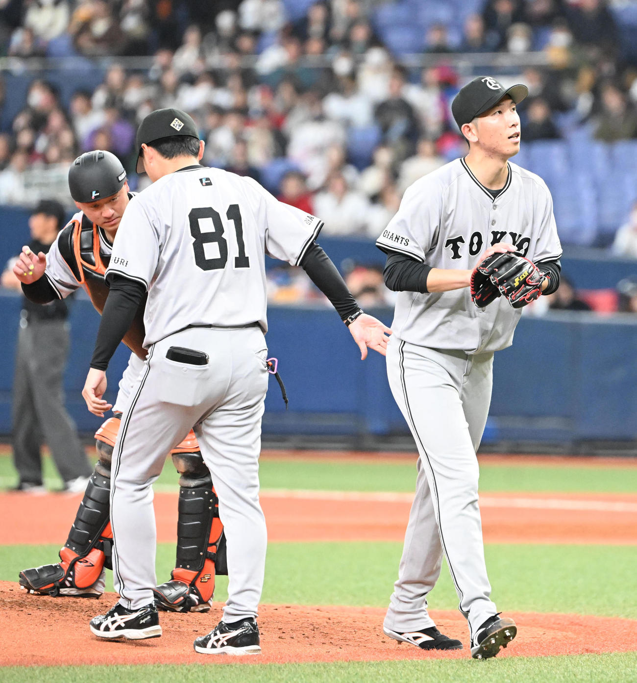 オリックス対巨人　4回裏オリックス2死満塁、降板する戸郷（撮影・和賀正仁）