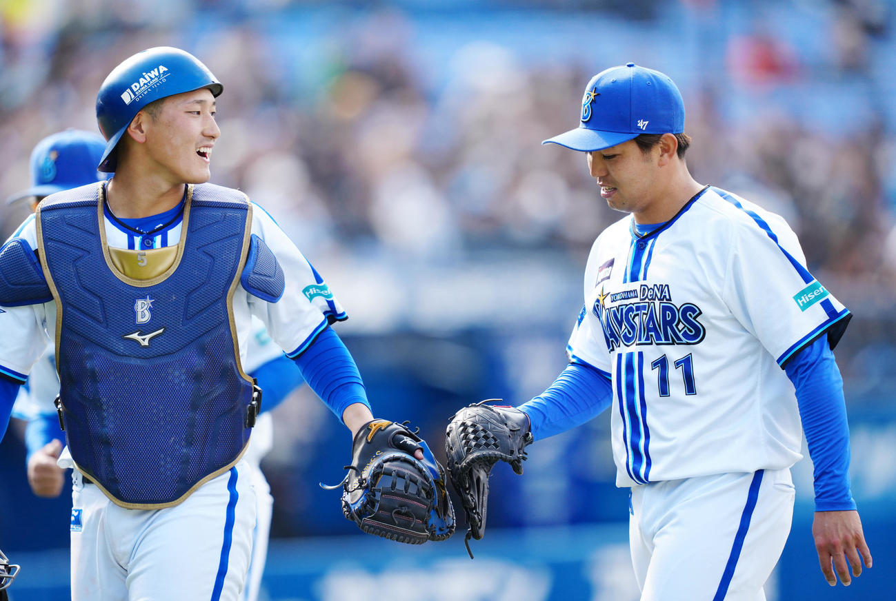 DeNA対日本ハム　4回表終了後、DeNA捕手松尾（左）と言葉を交わしながらベンチに引き揚げる先発の東（撮影・江口和貴）
