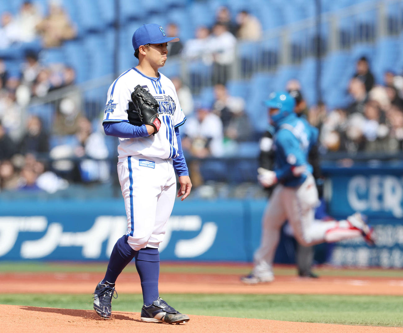 DeNA対日本ハム　2回表日本ハム無死、野村（後方）に先制左越えソロ本塁打を浴びる東（撮影・宮地輝）