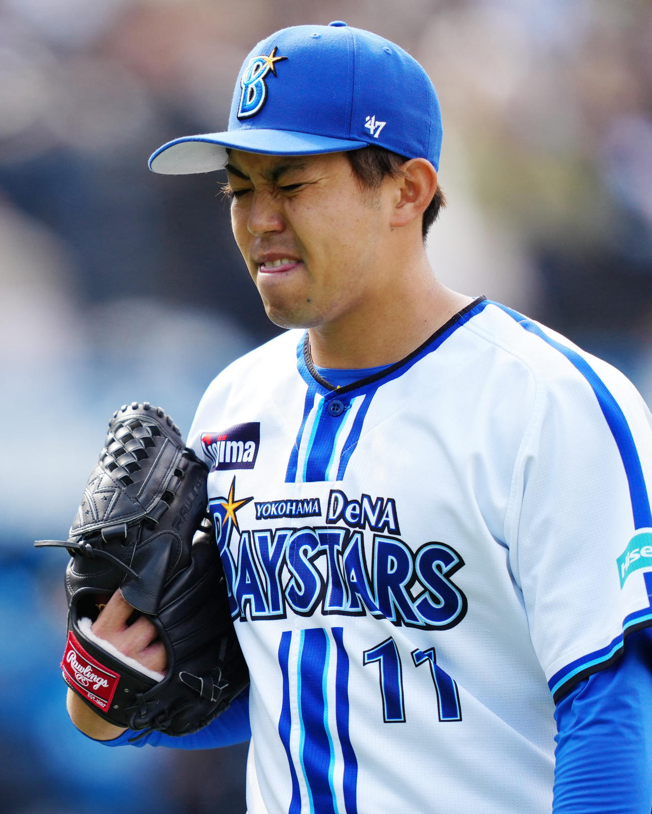 DeNA対日本ハム　2回表終了後、厳しい表情でベンチに引き揚げるDeNA先発の東（撮影・江口和貴）