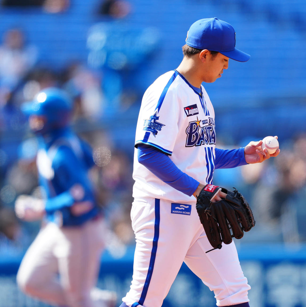 DeNA対日本ハム　2回表日本ハム無死、野村（後方）に先制ソロ本塁打を浴びる東（撮影・江口和貴）