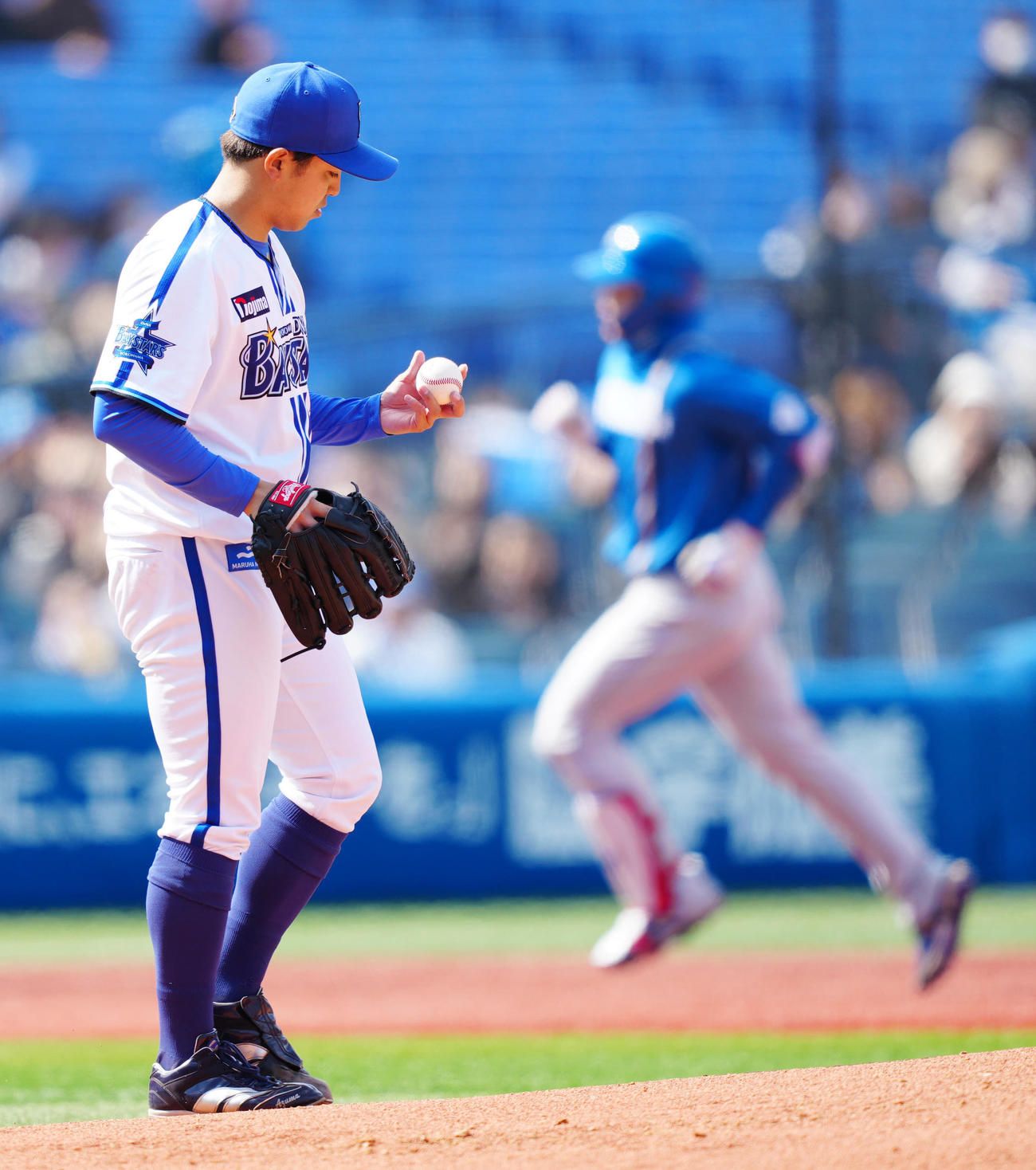 DeNA対日本ハム　2回表日本ハム無死、野村（後方）に先制ソロ本塁打を浴びる東（撮影・江口和貴）