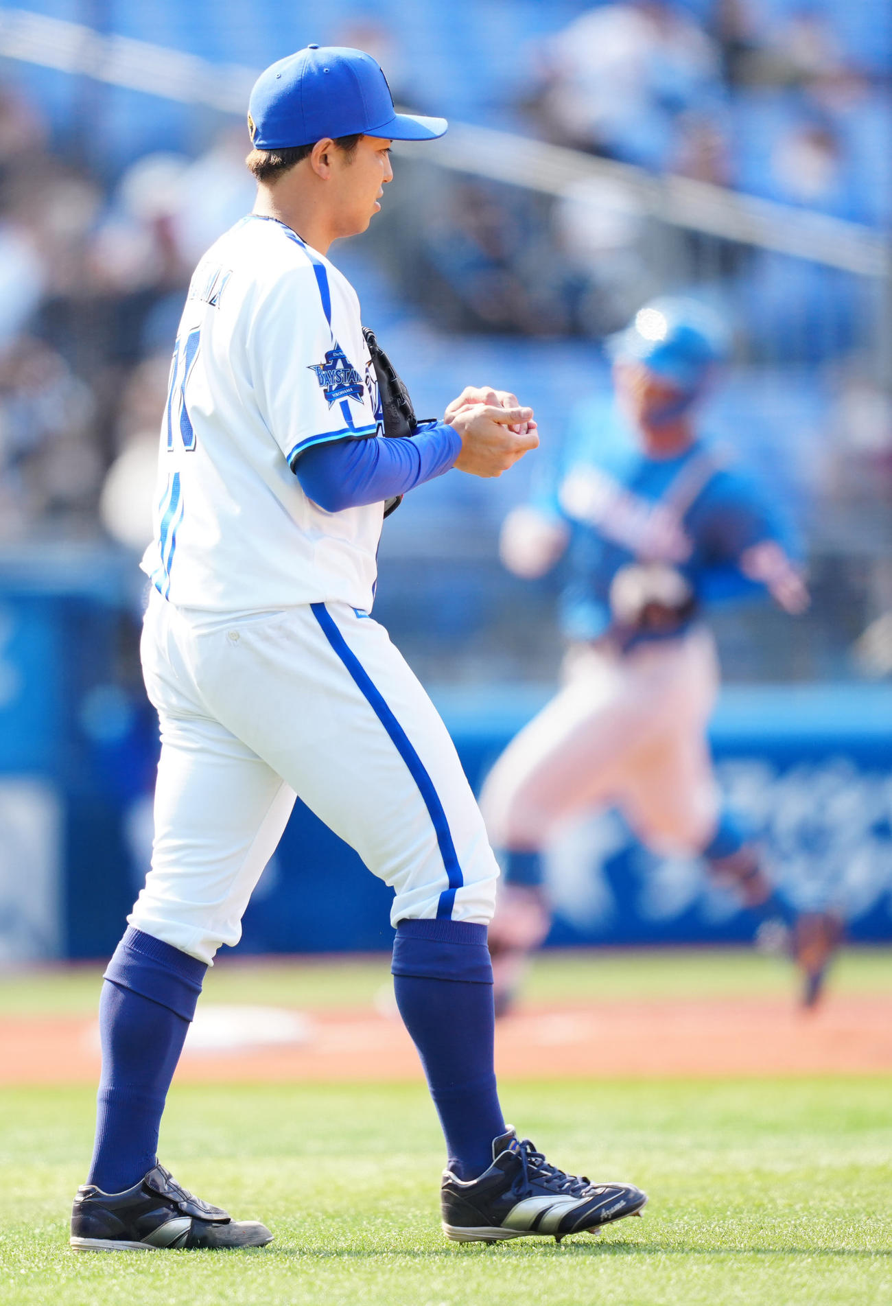 DeNA対日本ハム　4回表日本ハム2死、今川（後方）にソロ本塁打を浴びた東（撮影・江口和貴）