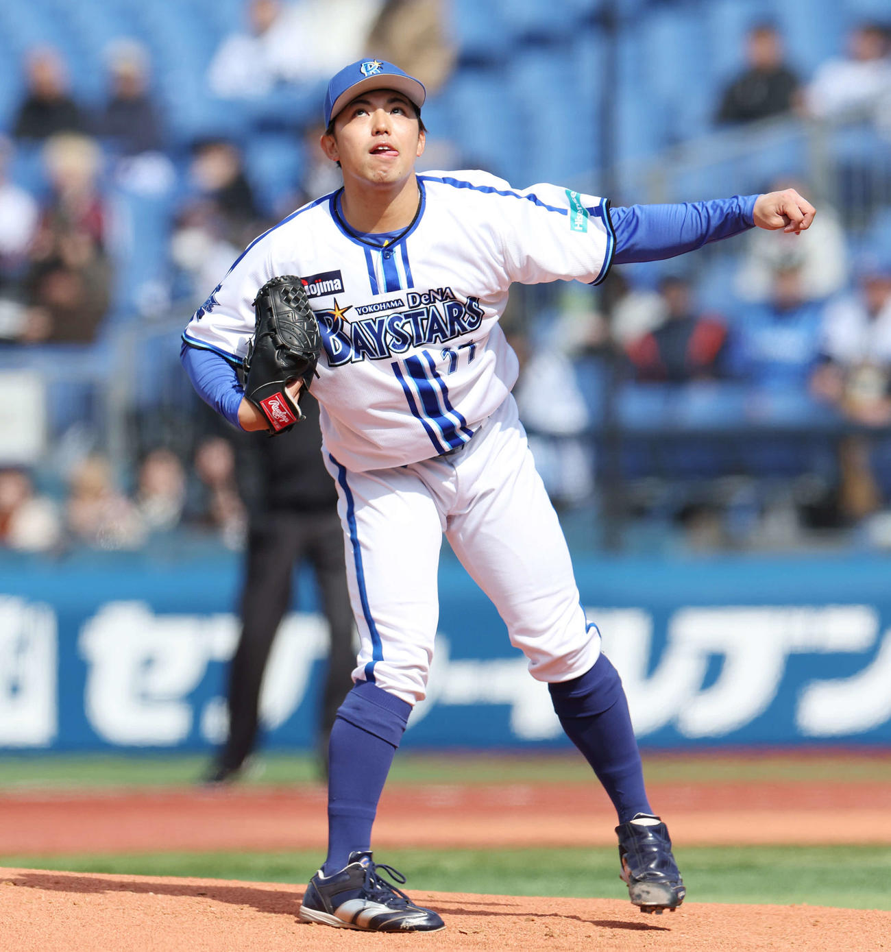DeNA対日本ハム　2回表日本ハム無死、野村に先制左越えソロ本塁打を浴びる東（撮影・宮地輝）