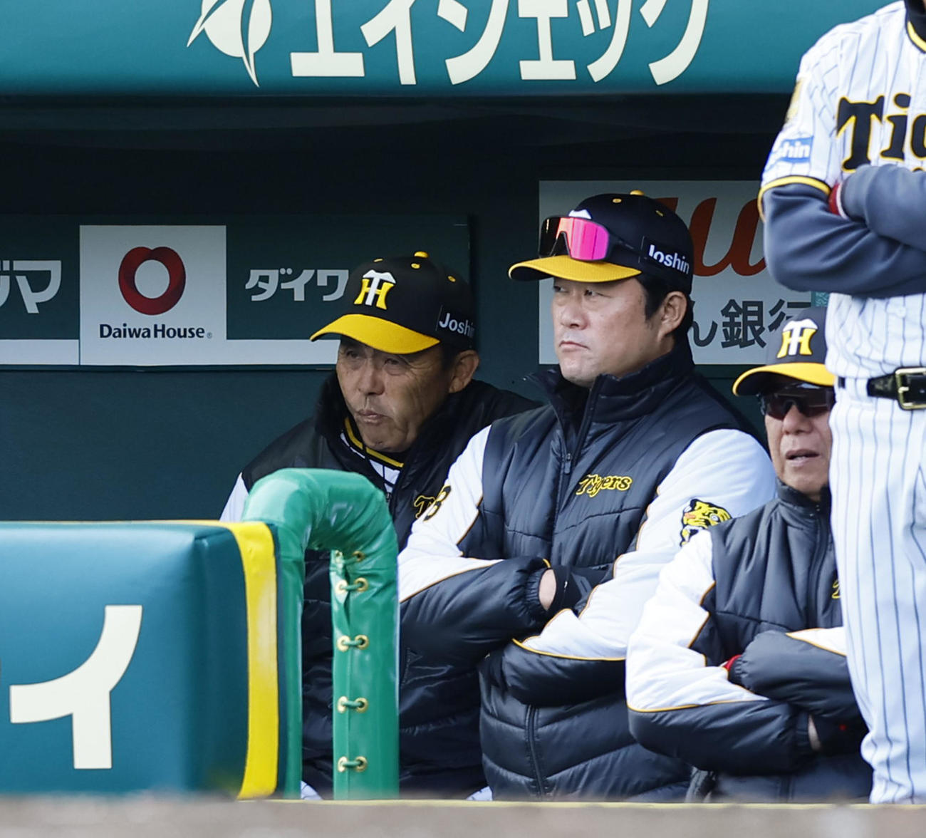 阪神対ヤクルト　8回表ヤクルト2死満塁、中堅手森下の失策にベンチで厳しい表情を見せる阪神岡田監督（左）（撮影・藤尾明華）