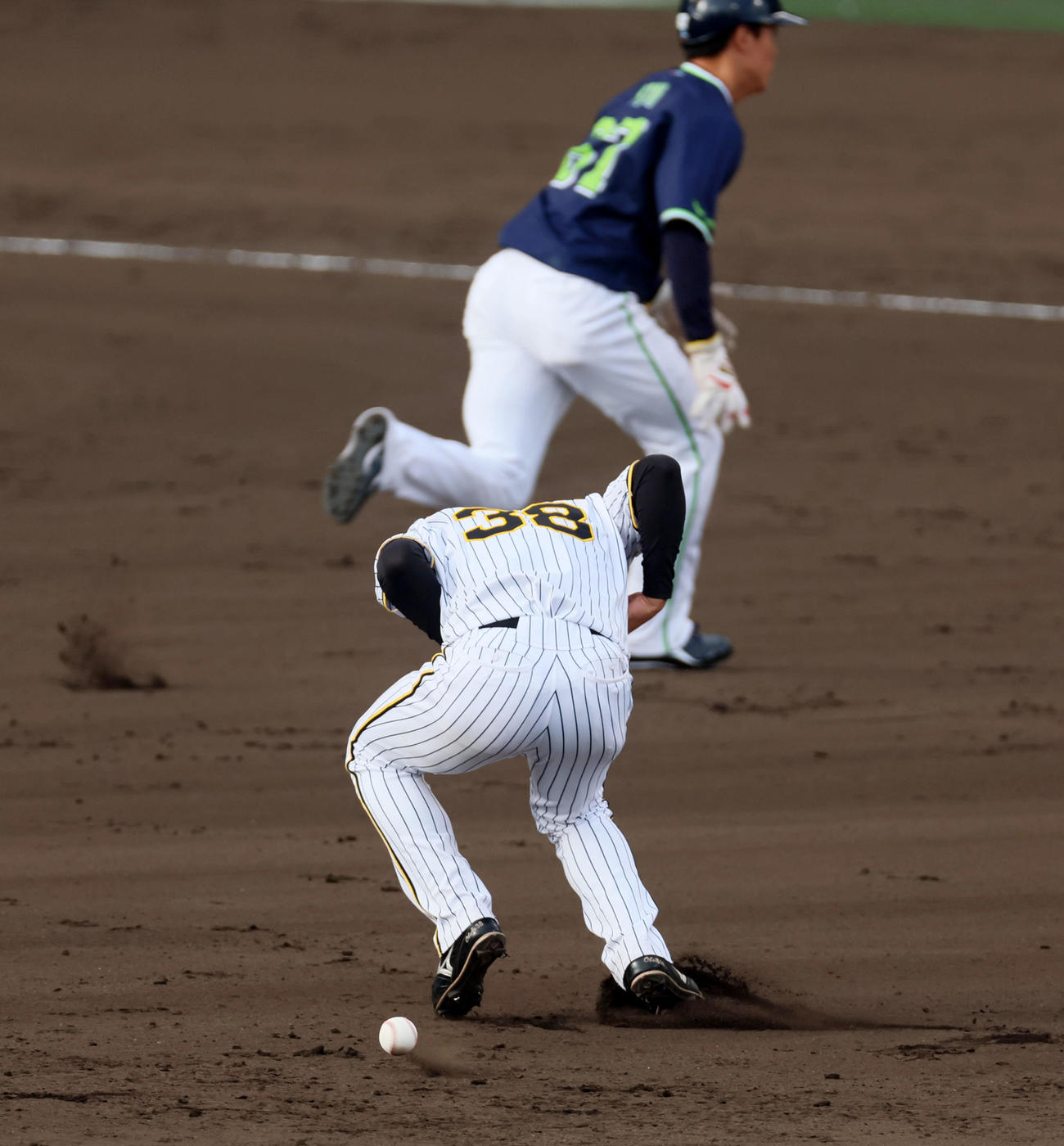 阪神対ヤクルト　8回表ヤクルト2死一、二塁、小幡は北村の打球を後逸し適時失策で勝ち越しを許す（撮影・加藤哉）
