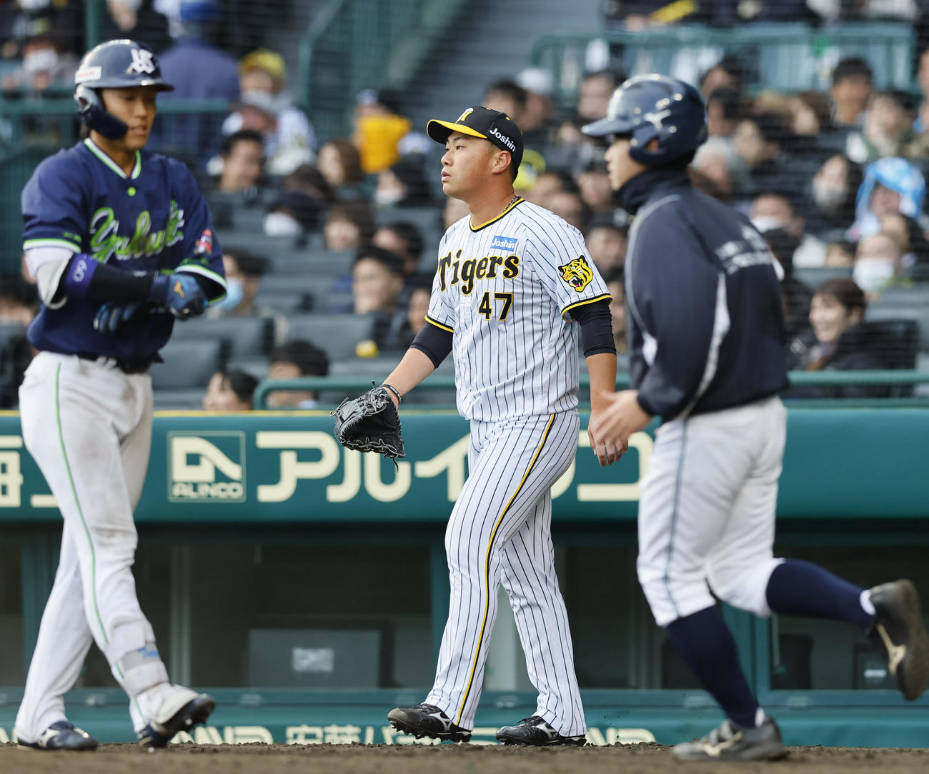 阪神対ヤクルト　8回表ヤクルト2死一、二塁、味方の失策で逆転を許し肩を落とす阪神桐敷（中央）（撮影・藤尾明華）
